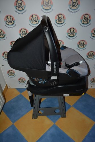 Maxi-Cosi Pebble "Earth Brown" 0-13 kg babahordozó megkímélt állapotban + MC FamilyFix rögzítőtalp