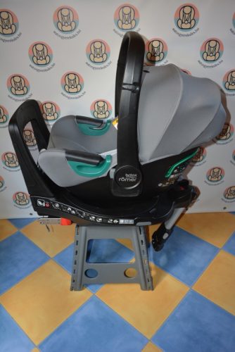 Britax Römer Baby Safe3 GYÖNYÖRŰ  babahordozó + Britax Römer Flex Base isofixes forgatható rögzítőtalp