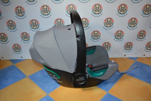 Britax Römer Baby Safe3 GYÖNYÖRŰ  babahordozó + Britax Römer Flex Base isofixes forgatható rögzítőtalp