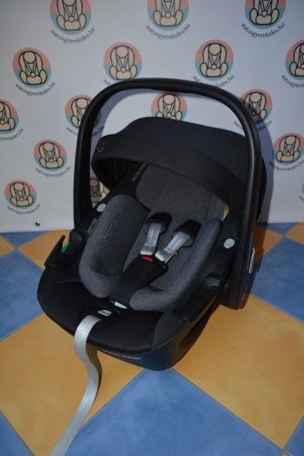 Maxi Cosi Pebble 360 "Essential Black" I-Size GYÖNYÖRŰ babahordozó 40-82 cm (isofix talp nélkül)